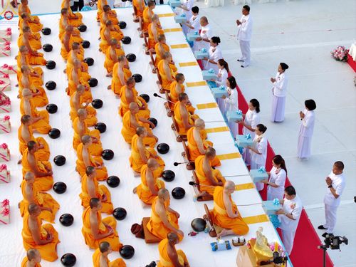 ภาพ No.302546:วันที่ 24 มกราคม พ.ศ. 2569 พิธีตักบาตรพระธรรมยาตรา ณ อนุสรณ์สถานลำดับที่ 5 สถานที่เผยแผ่วิชชาธรรมกายครั้งแรก อนุสรณ์สถานบางปลา วัดบางปลา อำเภอบางเลน จังหวัดนครปฐม ในโครงการธรรมยาตรา กตัญญูบูชา มหาปูชนียาจารย์ พระมงคลเทพมุนี(สด จนฺทสโร) พระผู้ปราบมาร อนุส