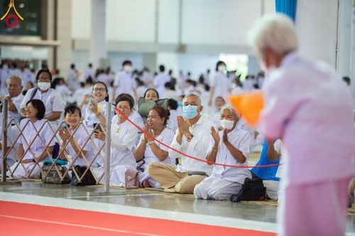 ภาพ No.86382:วันธรรมชัย ปีที่ 55 พิธีทอดผ้าป่ากฐินสมทบครั้งที่1, พิธีเจริญพุทธมนต์ ลูกนิมิตมหาสมบัติฯ พิธีจุดประทีป,พิธีฉลองชัยสวดมนต์บทธัมมจักกัปปวัตนสูตร วันอาทิตย์ที่ 27 สิงหาคม พ.ศ.2566 ณ สภาธรรมกายสากล / มหารัตนวิหารคด วัดพระธรรมกาย