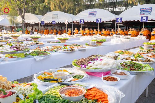 ภาพ No.292705:วันที่ 12 มกราคม พ.ศ. 2569 พิธีถวายภัตตาหารเป็นสังฆทาน แด่พระธรรมยาตรา ณ อนุสรณ์สถานมหาวิหารพระมงคลเทพมุนี (โลตัสแลนด์) อ.สองพี่น้อง จ.สุพรรณบุรี ในโครงการธรรมยาตรา กตัญญูบูชา มหาปูชนียาจารย์ พระมงคลเทพมุนี(สด จนฺทสโร) พระผู้ปราบมาร อนุสรณ์สถาน 7 แห่ง ปี