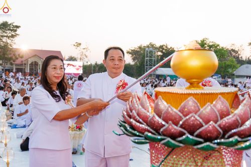 ภาพ No.294030:วันที่ 13 มกราคม พ.ศ. 2569 พิธีจุดประทีปถวายเป็นพุทธบูชา และบูชาธรรมมหาปูชนียาจารย์  (ภาพชุดที่ 2) ณ วัดสองพี่น้อง ต.ต้นตาล อ.สองพี่น้อง จ.สุพรรณบุรี ในโครงการธรรมยาตรา กตัญญูบูชา มหาปูชนียาจารย์ พระมงคลเทพมุนี(สด จนฺทสโร) พระผู้ปราบมาร อนุสรณ์สถาน 7 แห่