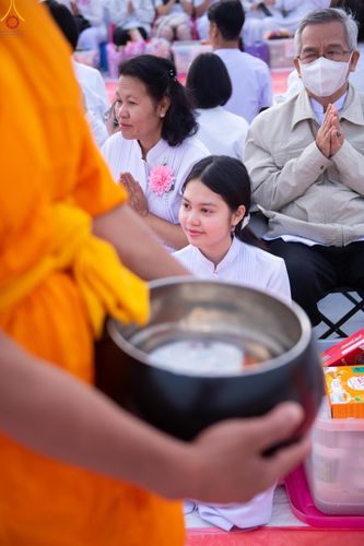 ภาพ No.302644:วันที่ 24 มกราคม พ.ศ. 2569 พิธีตักบาตรพระธรรมยาตรา(ภาพชุดที่ 2) ณ อนุสรณ์สถานลำดับที่ 5 สถานที่เผยแผ่วิชชาธรรมกายครั้งแรก อนุสรณ์สถานบางปลา วัดบางปลา อำเภอบางเลน จังหวัดนครปฐม ในโครงการธรรมยาตรา กตัญญูบูชา มหาปูชนียาจารย์ พระมงคลเทพมุนี(สด จนฺทสโร) พระผู