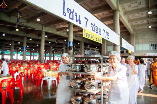 ภาพ No.325718:วันที่ 22 เมษายน พ.ศ.2569(วันคุ้มครองโลก) งานถวายมหาสังฆทาน 40,000 กว่าวัดทั่วประเทศ เจ้าหน้าที่ สาธุชน ร่วมใจจัดเตรียมภัตตาหารเพล (ชุด 2)