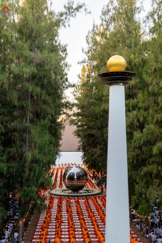 ภาพ No.289111:วันที่ 6 มกราคม พ.ศ. 2569 พิธีจุดประทีปถวายเป็นพุทธบูชา และบูชาธรรมมหาปูชนียาจารย์ ณ อนุสรณ์สถานมหาวิหารพระมงคลเทพมุนี (โลตัสแลนด์) อ.สองพี่น้อง จ.สุพรรณบุรี ในโครงการธรรมยาตรา กตัญญูบูชา มหาปูชนียาจารย์ พระมงคลเทพมุนี(สด จนฺทสโร) พระผู้ปราบมาร อนุสรณ์สถ