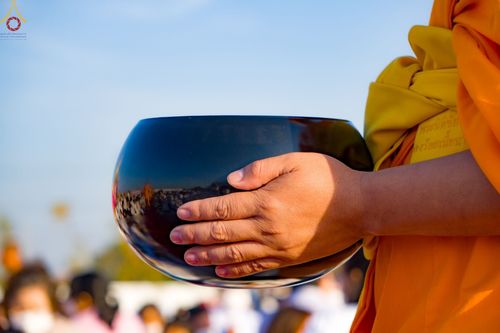 ภาพ No.74806:พิธีตักบาตรพระธรรมยาตราฯ ในโครงการธรรมยาตรากตัญญูบูชา มหาปูชนียาจารย์ พระมงคลเทพมุนี(สด จนฺทสโร) พระผู้ปราบมาร ปีที่ 11 ณ อนุสรณ์สถานลำดับที่ 5 สถานที่เผยแผ่วิชชาธรรมกายครั้งแรก อนุสรณ์สถานบางปลา วัดบางปลา อ.บางเลน จ.นครปฐม วันที่ 29 มกราคม พ.ศ. 2566