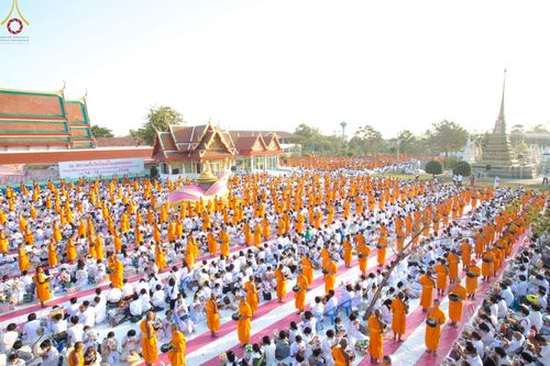 ภาพ No.72074:พิธีตักบาตรพระธรรมยาตราฯ ในโครงการธรรมยาตรากตัญญูบูชา มหาปูชนียาจารย์ พระมงคลเทพมุนี(สด จนฺทสโร) พระผู้ปราบมาร ปีที่ 11 ณ อนุสรณ์สถานลำดับที่ 3 สถานที่เกิดใหม่ในเพศสมณะ วัดสองพี่น้อง อ.สองพี่น้อง จ.สุพรรณบุรี วันที่ 18 มกราคม พ.ศ. 2566