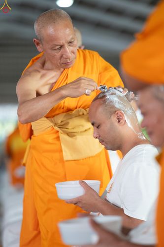 ภาพ No.338348:วันอาทิตย์ที่ 5 กรกฎาคม พศ.2569 พิธีตัดปอยผมธรรมทายาทนานาชาติ IDOP รุ่นที่ 21 จากประเทศจีน มาเลเซีย สิงคโปร์ และไต้หวัน ณ โถงช้าง วัดพระธรรมกาย