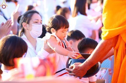 ภาพ No.68769:พิธีตักบาตรฉลองพระใหม่ วันที่ 1 มกราคม พ.ศ. 2566 ณ วัดพระธรรมกาย จ.ปทุมธานี