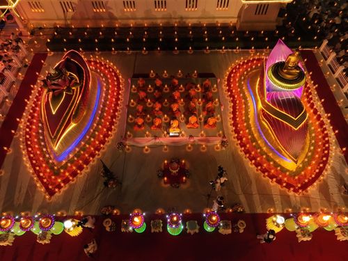 ภาพ No.73320:พิธีจุดประทีปถวายเป็นพุทธบูชา และบูชาธรรมมหาปูชนียาจารย์ ในโครงการธรรมยาตรากตัญญูบูชา มหาปูชนียาจารย์ พระมงคลเทพมุนี(สด จนฺทสโร) พระผู้ปราบมาร ปีที่ 11 ณ อนุสรณ์สถานลำดับที่ 4 สถานที่เกิดด้วยกายธรรม วัดโบสถ์ (บน) บางคูเวียง อ.บางกรวย จ.นนทบุรี วันที่ 21 