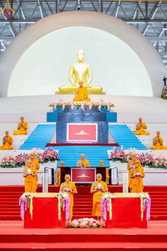 ภาพ No.83708:พิธีวางแผ่นจารึกชื่อและพิธีวางพวงมาลัยสักการะพระประธาน วันอาทิตย์ที่ 16 กรกฎาคม พ.ศ. 2566 ณ รัตนบัลลังก์ สภาธรรมกายสากล วัดพระธรรมกาย