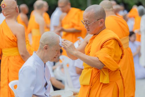 ภาพ No.330580:วันที่ 30 พฤษภาคม พ.ศ.2569 พิธีตัดปอยผมและปลงผม อุบาสกอุปสมบทอุทิศชีวิต 11 ท่าน (ภาพชุดที่ 2) ณ โบสถ์พระไตรปิฎก วัดพระธรรมกาย จังหวัดปทุมธานี