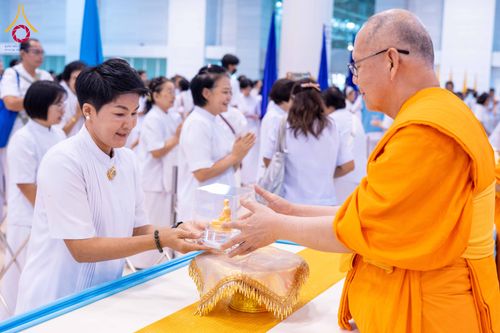 ภาพ No.338058:วันอาทิตย์ต้นเดือน 5 กรกฎาคม พ.ศ.2569 สัมมนาพิเศษ พิธีมอบพระของขวัญ ณ ห้องแก้วสารพัด1 วัดพระธรรมกาย