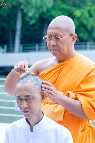 ภาพ No.330229:วันที่ 30 พฤษภาคม พ.ศ.2569 พิธีตัดปอยผมและปลงผม อุบาสกอุปสมบทอุทิศชีวิต 11 ท่าน ณ โบสถ์พระไตรปิฎก วัดพระธรรมกาย จังหวัดปทุมธานี