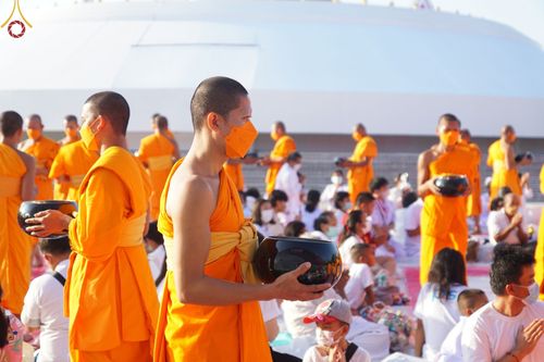 ภาพ No.70601:พิธีตักบาตรพระธรรมยาตราฯ ในโครงการธรรมยาตรากตัญญูบูชา มหาปูชนียาจารย์ พระมงคลเทพมุนี(สด จนฺทสโร) พระผู้ปราบมาร ปีที่ 11 ณ อนุสรณ์สถานลำดับที่ 2 สถานที่ตั้งมโนปณิธานบวชตลอดชีวิต อนุสรณ์สถานคลองบางนางแท่น อ.สามพราน จ.นครปฐม วันที่ 14 มกราคม พ.ศ. 2566
