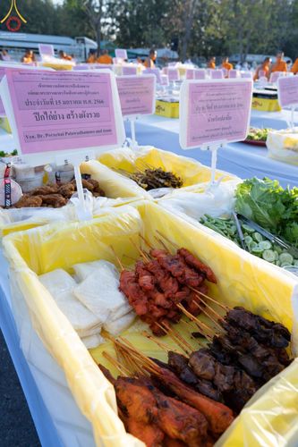 ภาพ No.71388:พิธีถวายภัตตาหารเป็นสังฆทาน แด่คณะพระธรรมยาตราฯ ในโครงการธรรมยาตรากตัญญูบูชา มหาปูชนียาจารย์ พระมงคลเทพมุนี(สด จนฺทสโร) พระผู้ปราบมาร อนุสรณ์สถาน 7 แห่ง ปีที่ 11 วันที่ 15 มกราคม พ.ศ. 2566