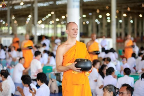 ภาพ No.345401:วันพฤหัสบดีที่ 27 สิงหาคม พ.ศ.2569 พิธีตักบาตรในวันธรรมชัย ณ สภาธรรมกายสากล วัดพระธรรมกาย ปทุมธานี