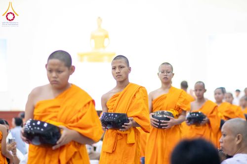 ภาพ No.321870:วันที่ 12 เมษายน พ.ศ.2569 ตักบาตรสงกรานต์ฉลองสามเณรใหม่  ณ ศูนย์ปฏิบัติธรรมระยอง(บ้านช่องลม)
