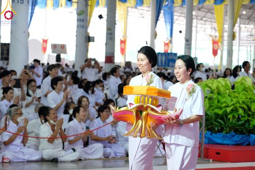 ภาพ No.92326:พิธีทอดกฐินธรรมชัยเพื่อสร้างอาคาร 115 ปี คุณยายอาจารย์มหารัตนอุบาสิกาจันทร์ ขนนกยูง อาทิตย์ต้นเดือนที่ 5 พฤศจิกายน พ.ศ. 2566 ณ วัดพระธรรมกาย จ.ปทุมธานี