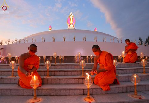 ภาพ No.70248:พิธีจุดประทีปถวายเป็นพุทธบูชา และบูชาธรรมมหาปูชนียาจารย์ ในโครงการธรรมยาตรากตัญญูบูชา มหาปูชนียาจารย์ พระมงคลเทพมุนี(สด จนฺทสโร) พระผู้ปราบมาร ปีที่ 11 ณ อนุสรณ์สถานลำดับที่ 2 สถานที่ตั้งมโนปณิธานบวชตลอดชีวิต อนุสรณ์สถานคลองบางนางแท่น อ.สามพราน จ.นครปฐม 