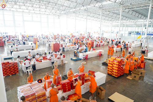 ภาพ No.321173:วันที่ 10-11 เมษายน พ.ศ.2569 การเตรียมกล่องไทยธรรม และการติดผ้ารับประเคน เพื่องานถวายมหาสังฆทาน 40,000 กว่าวัดทั่วประเทศ วันคุ้มครองโลก 22 เมษายน พ.ศ.2569 วัดพระธรรมกาย