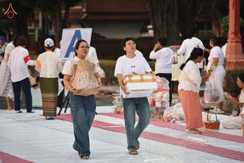 ภาพ No.317998:วันเสาร์ที่ 4 เมษายน พ.ศ. 2569 งานทำบุญเมืองใจกลางอยุธยา  ตักบาตรพระ 1,109 รูป ณ ถนนชีกุน หน้าวัดมหาธาตุ และวัดราชบูรณะ