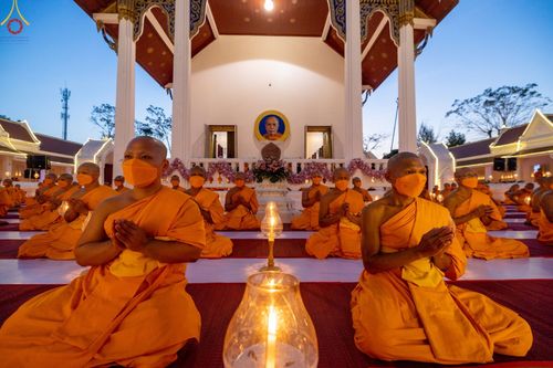 ภาพ No.73463:พิธีจุดประทีปถวายเป็นพุทธบูชา และบูชาธรรมมหาปูชนียาจารย์ ในโครงการธรรมยาตรากตัญญูบูชา มหาปูชนียาจารย์ พระมงคลเทพมุนี(สด จนฺทสโร) พระผู้ปราบมาร ปีที่ 11 ณ อนุสรณ์สถานลำดับที่ 4 สถานที่เกิดด้วยกายธรรม วัดโบสถ์ (บน) บางคูเวียง อ.บางกรวย จ.นนทบุรี วันที่ 21 