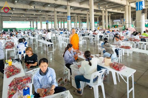 ภาพ No.279485:วันที่ 19-26 ธันวาคม พ.ศ. 2568 และ วันที่ 1 มกราคม พ.ศ.2569 รับบุญปลิดกลีบดอกไม้ เพื่อโปรยต้อนรับพระธรรมยาตรา