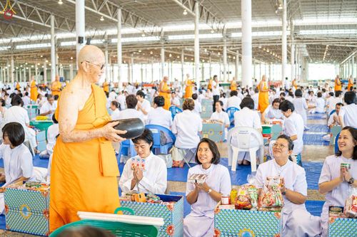 ภาพ No.345381:วันพฤหัสบดีที่ 27 สิงหาคม พ.ศ.2569 พิธีตักบาตรในวันธรรมชัย ณ สภาธรรมกายสากล วัดพระธรรมกาย ปทุมธานี