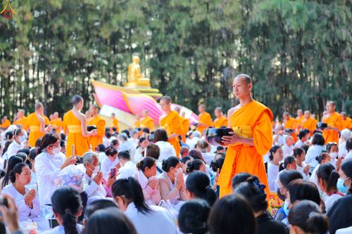 ภาพ No.289352:วันที่ 7 มกราคม พ.ศ. 2569 พิธีตักบาตรพระธรรมยาตรา ณ อนุสรณ์สถานลำดับที่ 1 สถานที่เกิดด้วยรูปกายเนื้อ อนุสรณ์สถานมหาวิหารพระมงคลเทพมุนี (โลตัสแลนด์) อ.สองพี่น้อง จ.สุพรรณบุรี ในโครงการธรรมยาตรา กตัญญูบูชา มหาปูชนียาจารย์ พระมงคลเทพมุนี(สด จนฺทสโร) พระผู้ป