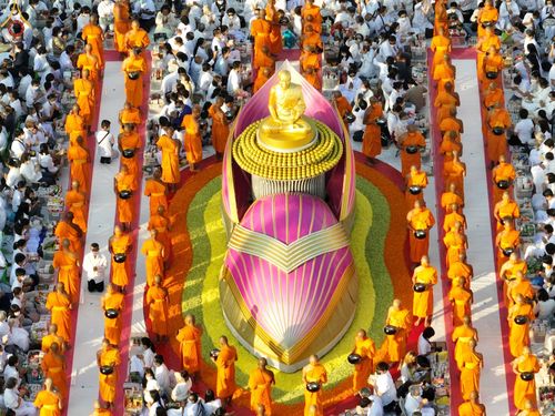 ภาพ No.73603:พิธีตักบาตรพระธรรมยาตราฯ ในโครงการธรรมยาตรากตัญญูบูชา มหาปูชนียาจารย์ พระมงคลเทพมุนี(สด จนฺทสโร) พระผู้ปราบมาร ปีที่ 11 ณ อนุสรณ์สถานลำดับที่ 4 สถานที่เกิดด้วยกายธรรม วัดโบสถ์ (บน) บางคูเวียง อ.บางกรวย จ.นนทบุรี วันที่ 22 มกราคม พ.ศ. 2566
