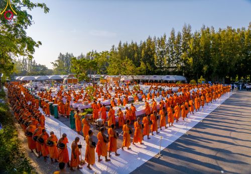 ภาพ No.106081:พิธีถวายภัตตาหารเป็นสังฆทาน แด่คณะพระธรรมยาตราฯ ในโครงการธรรมยาตรากตัญญูบูชา มหาปูชนียาจารย์ พระมงคลเทพมุนี(สด จนฺทสโร) พระผู้ปราบมาร อนุสรณ์สถาน 7 แห่ง ปีที่ 12 วันที่ 3 มกราคม พ.ศ. 2567 ณ อนุสรณ์สถานโลตัสแลนด์ จ.สุพรรณบุรี