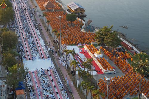 ภาพ No.284205:วันเสาร์ที่ 20 ธันวาคม พ.ศ.2568  พิธีตักบาตรพระ 10,000 รูป เนื่องในโอกาส 194 ปี จังหวัดกาญจนบุรี และอุทิศส่วนกุศลให้แด่บรรพชนทั้งหลาย บริเวณถนนสองแคว (Skywalk) เมืองกาญจนบุรี