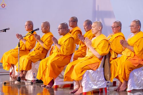 ภาพ No.280345:วันที่ 31 ธันวาคม พ.ศ.2568 -วันที่ 1 มกราคม พ.ศ.2569 พิธีฉลองชัยสวดมนต์บทธัมมจักกับปปวัตนสูตร ครบ 8,000,000,000 จบ , พิธีสวดมนต์ข้ามปี ณ วัดพระธรรมกาย