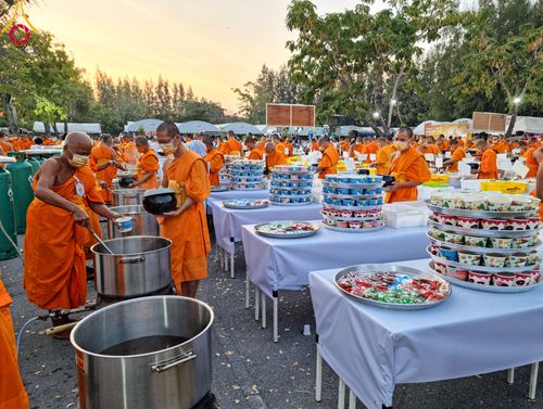 ภาพ No.106365:พิธีถวายภัตตาหารเป็นสังฆทาน แด่คณะพระธรรมยาตราฯ ในโครงการธรรมยาตรากตัญญูบูชา มหาปูชนียาจารย์ พระมงคลเทพมุนี(สด จนฺทสโร) พระผู้ปราบมาร อนุสรณ์สถาน 7 แห่ง ปีที่ 12 วันที่ 5 มกราคม พ.ศ. 2567 ณ อนุสรณ์สถานโลตัสแลนด์ จ.สุพรรณบุรี