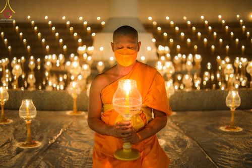 ภาพ No.69385:พิธีจุดประทีปถวายเป็นพุทธบูชา และบูชาธรรมมหาปูชนียาจารย์ ในโครงการธรรมยาตรากตัญญูบูชา มหาปูชนียาจารย์ พระมงคลเทพมุนี(สด จนฺทสโร) พระผู้ปราบมาร ปีที่ 11 ณ อนุสรณ์สถานมหาวิหารพระมงคลเทพมุนี อ.สองพี่น้อง จ.สุพรรณบุรี