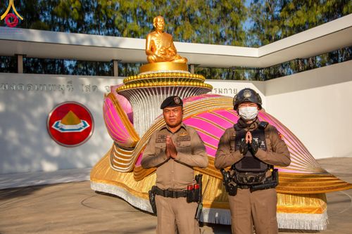 ภาพ No.106192:พิธีต้อนรับพระธรรมยาตรา ชุด 2 ในโครงการธรรมยาตรากตัญญูบูชา มหาปูชนียาจารย์  พระมงคลเทพมุนี(สด จนฺทสโร) พระผู้ปราบมาร  อนุสรณ์สถาน 7 แห่ง ปีที่ 12  วันที่ 3 มกราคม พ.ศ. 2567  ณ อนุสรณ์สถานโลตัสแลนด์ จ.สุพรรณบุรี