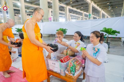 ภาพ No.336588:วันอาทิตย์ที่ 21 มิถุนายน 2569  พิธีตักบาตรพระใหม่ โครงการอุปสมบทหมู่ รุ่นผู้บริหาร  ณ วิหารคด วัดพระธรรมกาย