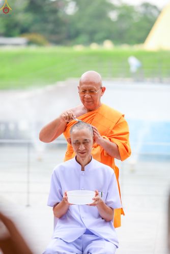 ภาพ No.330559:วันที่ 30 พฤษภาคม พ.ศ.2569 พิธีตัดปอยผมและปลงผม อุบาสกอุปสมบทอุทิศชีวิต 11 ท่าน (ภาพชุดที่ 2) ณ โบสถ์พระไตรปิฎก วัดพระธรรมกาย จังหวัดปทุมธานี