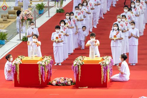 ภาพ No.83686:พิธีวางแผ่นจารึกชื่อและพิธีวางพวงมาลัยสักการะพระประธาน วันอาทิตย์ที่ 16 กรกฎาคม พ.ศ. 2566 ณ รัตนบัลลังก์ สภาธรรมกายสากล วัดพระธรรมกาย