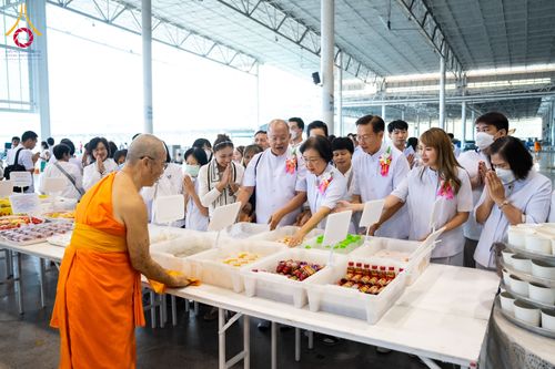 ภาพ No.121234:พิธีถวายภัตตาหารเป็นสังฆทาน แด่คณะพระธรรมยาตราฯ ในโครงการธรรมยาตรากตัญญูบูชา มหาปูชนียาจารย์ พระมงคลเทพมุนี(สด จนฺทสโร) พระผู้ปราบมาร อนุสรณ์สถาน 7 แห่ง ปีที่ 12 วันที่ 30 มกราคม พ.ศ. 2567 ณ สภาธรรมกายสากล วัดพระธรรมกาย
