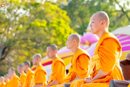 ภาพ No.281592:วันที่ 24 ธันวาคม พ.ศ.2568 พระธรรมยาตรา ปฏิบัติธรรม และถ่ายภาพหมู่ประวัติศาสตร์ ณ ลานหน้ามหาวิหารพระมงคลเทพมุนีฯ วัดพระธรรมกาย