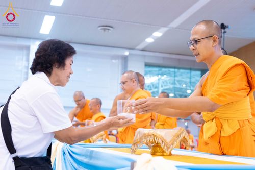 ภาพ No.338037:วันอาทิตย์ต้นเดือน 5 กรกฎาคม พ.ศ.2569 สัมมนาพิเศษ พิธีมอบพระของขวัญ ณ ห้องแก้วสารพัด1 วัดพระธรรมกาย
