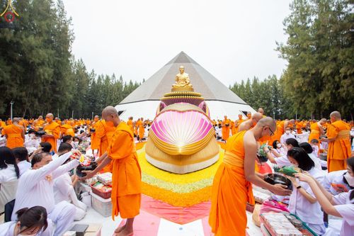 ภาพ No.69733:พิธีตักบาตรพระธรรมยาตราฯ ในโครงการธรรมยาตรากตัญญูบูชา มหาปูชนียาจารย์ พระมงคลเทพมุนี(สด จนฺทสโร) พระผู้ปราบมาร ปีที่ 11 ณ อนุสรณ์สถานลำดับที่ 1 สถานที่เกิดด้วยรูปกายเนื้อ อนุสรณ์สถานมหาวิหารพระมงคลเทพมุนี อ.สองพี่น้อง จ.สุพรรณบุรี