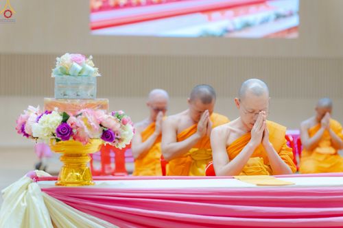 ภาพ No.343616:วันที่ 16 สิงหาคม พ.ศ.2569 พิธีถวายคิลานเภสัช และอุปกรณ์ทางการแพทย์ ณ ห้องแก้วสารพัดนึก2 วัดพระธรรมกาย