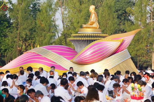 ภาพ No.70579:พิธีตักบาตรพระธรรมยาตราฯ ในโครงการธรรมยาตรากตัญญูบูชา มหาปูชนียาจารย์ พระมงคลเทพมุนี(สด จนฺทสโร) พระผู้ปราบมาร ปีที่ 11 ณ อนุสรณ์สถานลำดับที่ 2 สถานที่ตั้งมโนปณิธานบวชตลอดชีวิต อนุสรณ์สถานคลองบางนางแท่น อ.สามพราน จ.นครปฐม วันที่ 14 มกราคม พ.ศ. 2566