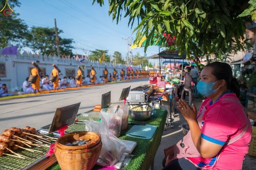 ภาพ No.70889:พิธีต้อนรับพระธรรมยาตรา ในโครงการธรรมยาตรากตัญญูบูชา มหาปูชนียาจารย์ พระมงคลเทพมุนี(สด จนฺทสโร) พระผู้ปราบมาร อนุสรณ์สถาน 7 แห่ง ปีที่ 11 วันที่ 14 มกราคม พ.ศ. 2566 ณ อนุสรณ์สถานลำดับที่ 3 สถานที่เกิดในเพศสมณะ วัดสองพี่น้อง อ.สองพี่น้อง จ.สุพรรณบุรี