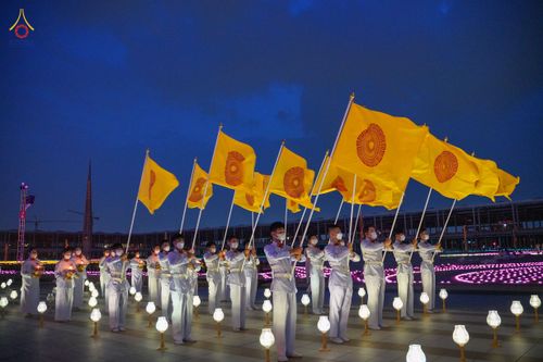 ภาพ No.81827:พิธีจุดวิสาขประทีปและเวียนประทักษิณ เนื่องในวันวิสาขบูชา วันเสาร์ที่ 3 มิถุนายน 2566 ณ ลานธรรมพระมหาธรรมกายเจดีย์ วัดพระธรรมกาย จ.ปทุมธานี