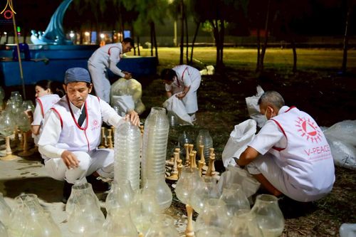 ภาพ No.306608:ภาพเบื้องหลังอาสาสมัครรวมใจ ชุดที่ 5 ในโครงการธรรมยาตรา กตัญญูบูชา มหาปูชนียาจารย์ พระมงคลเทพมุนี(สด จนฺทสโร) พระผู้ปราบมาร อนุสรณ์สถาน 7 แห่ง ปีที่ 14