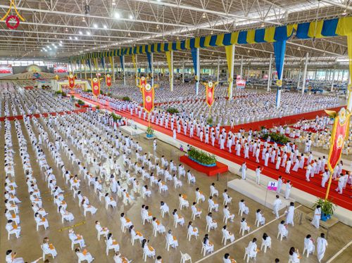 ภาพ No.86295:วันธรรมชัย ปีที่ 55 พิธีทอดผ้าป่ากฐินสมทบครั้งที่1, พิธีเจริญพุทธมนต์ ลูกนิมิตมหาสมบัติฯ พิธีจุดประทีป,พิธีฉลองชัยสวดมนต์บทธัมมจักกัปปวัตนสูตร วันอาทิตย์ที่ 27 สิงหาคม พ.ศ.2566 ณ สภาธรรมกายสากล / มหารัตนวิหารคด วัดพระธรรมกาย