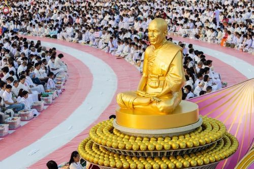 ภาพ No.302495:วันที่ 24 มกราคม พ.ศ. 2569 พิธีตักบาตรพระธรรมยาตรา ณ อนุสรณ์สถานลำดับที่ 5 สถานที่เผยแผ่วิชชาธรรมกายครั้งแรก อนุสรณ์สถานบางปลา วัดบางปลา อำเภอบางเลน จังหวัดนครปฐม ในโครงการธรรมยาตรา กตัญญูบูชา มหาปูชนียาจารย์ พระมงคลเทพมุนี(สด จนฺทสโร) พระผู้ปราบมาร อนุส