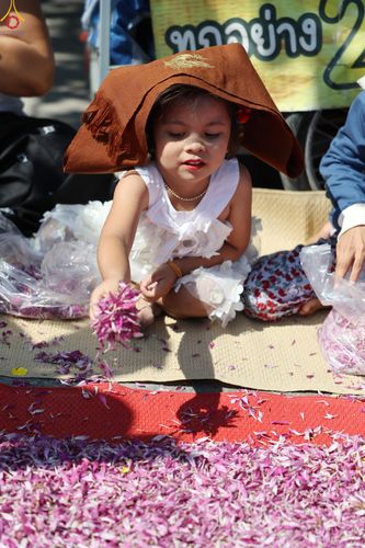 ภาพ No.304111:วันที่ 25 มกราคม พ.ศ. 2569 พิธีต้อนรับพระธรรมยาตรา  รร.สามัคคีราษฏร์บำรุง-วัดพระธรรมกาย ในโครงการธรรมยาตรา กตัญญูบูชา มหาปูชนียาจารย์ พระมงคลเทพมุนี(สด จนฺทสโร) พระผู้ปราบมาร อนุสรณ์สถาน 7 แห่ง ปีที่ 14